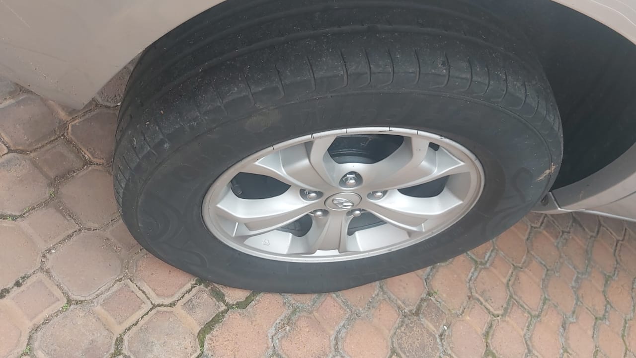 Pneu opaco e acinzentado antes da aplicação do Renovator