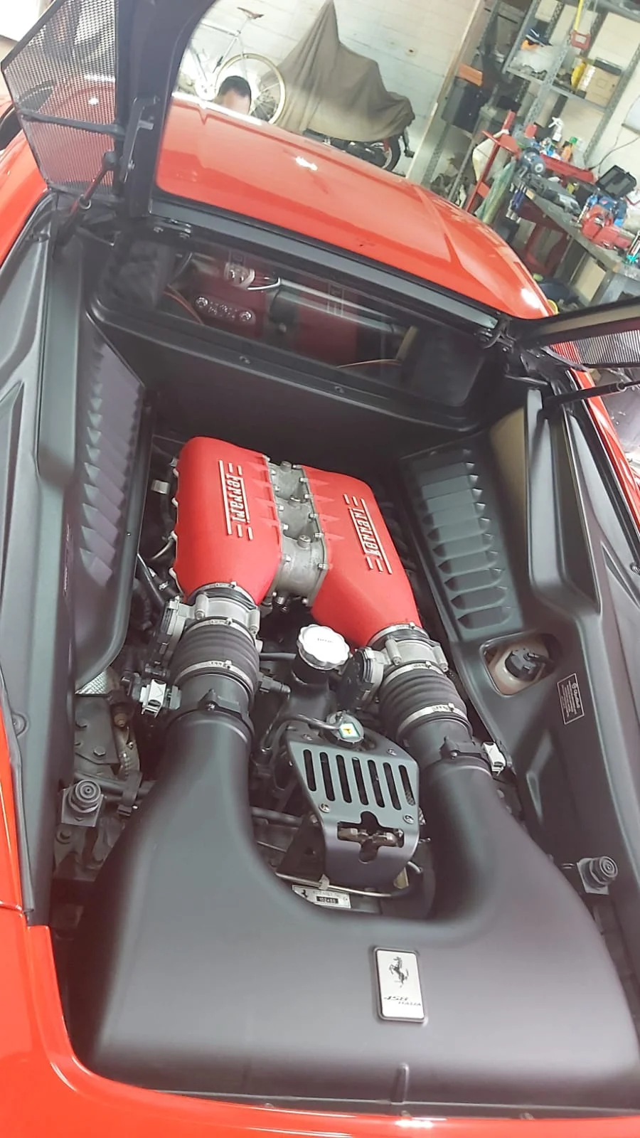 Cofre do motor de Ferrari 458 com plásticos e borrachas com acabamento renovado