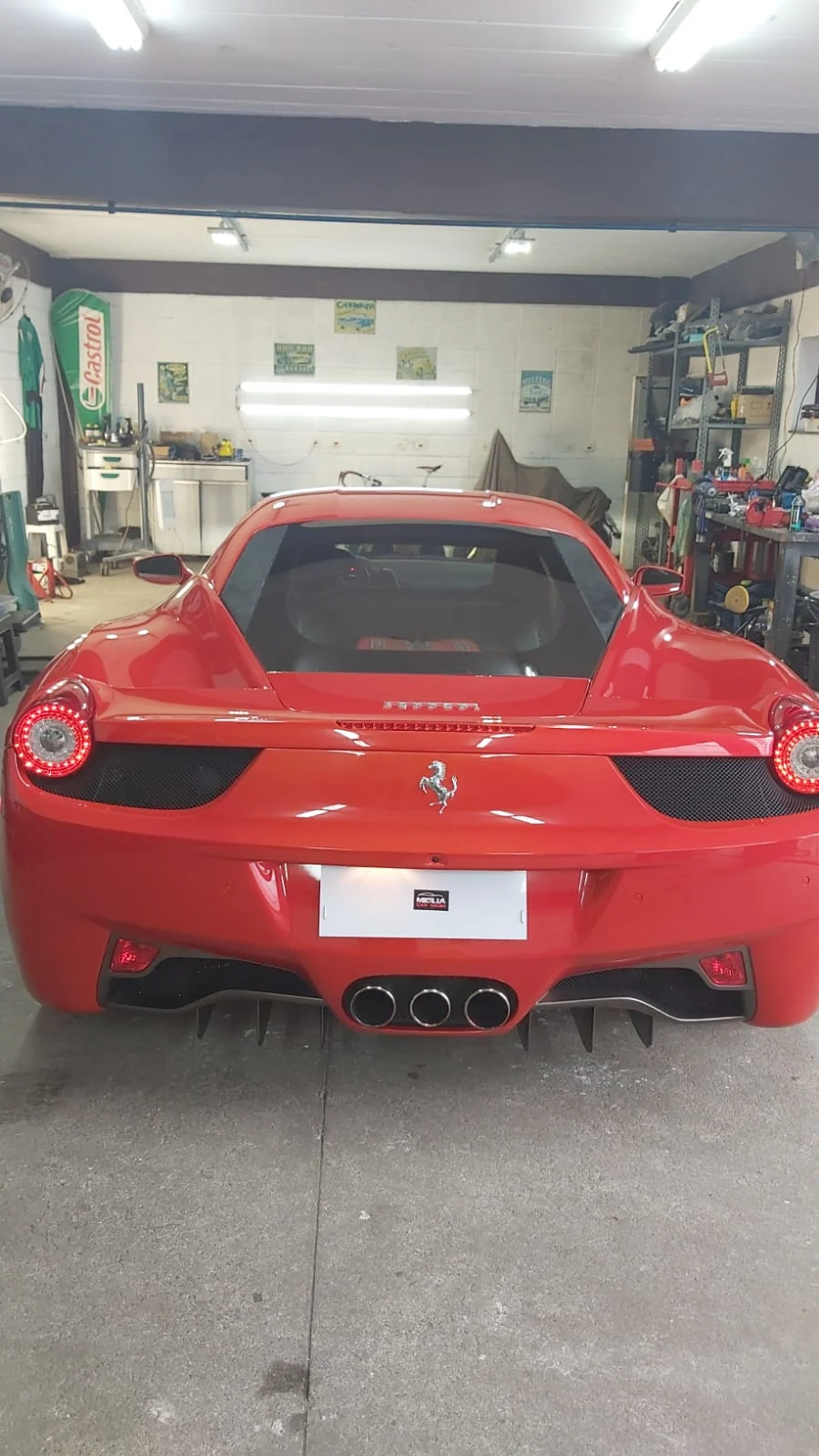 Traseira de Ferrari 458 vermelha com pintura espelhada após tratamento
