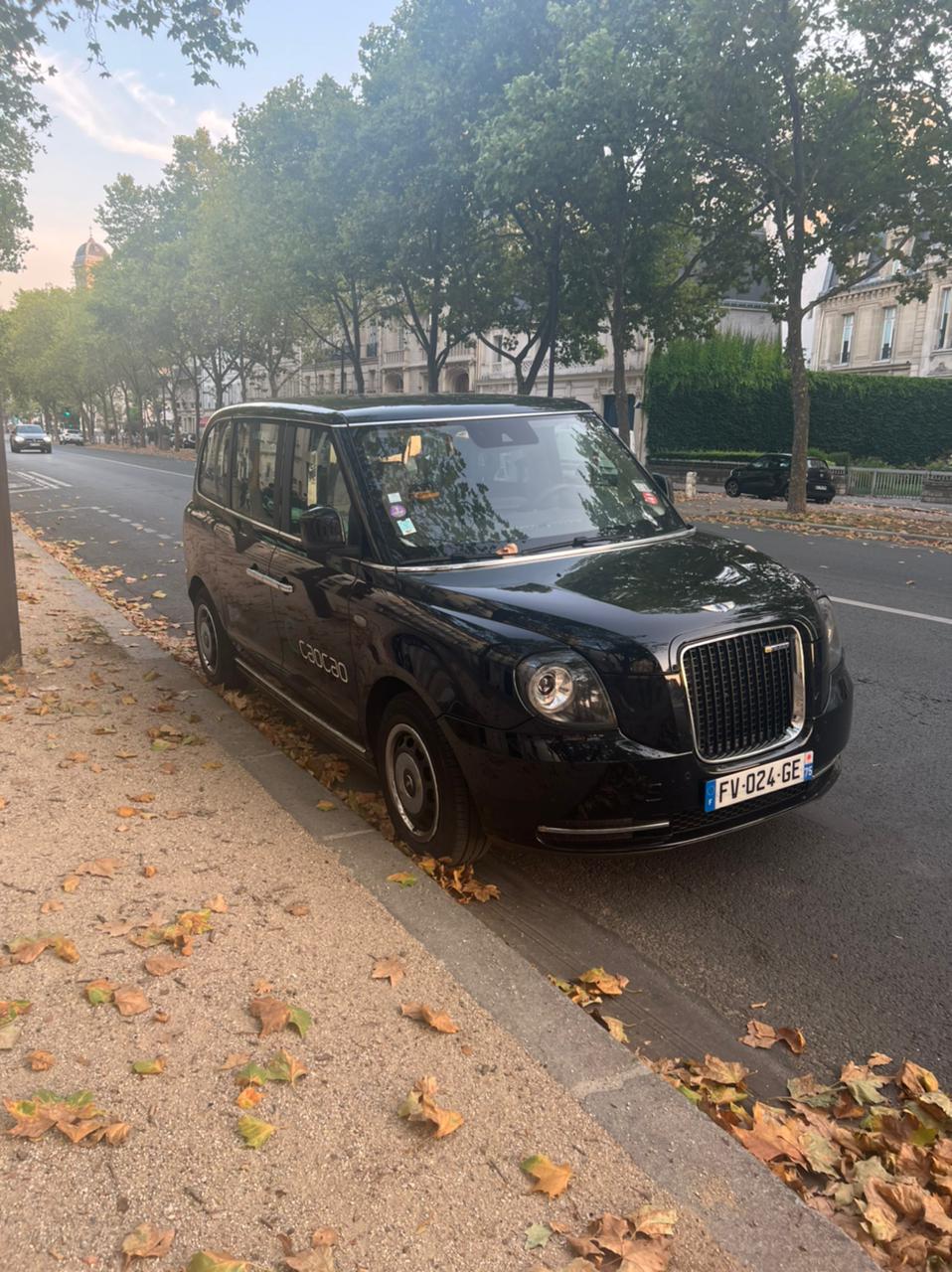 Carro preto limpo e brilhando na rua depois da lavagem