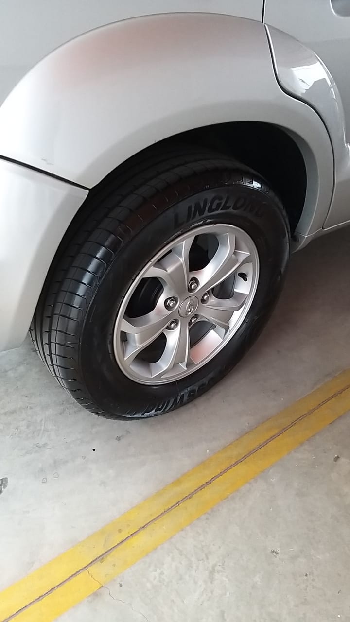 Mesmo pneu com preto profundo depois da aplicação do Renovator